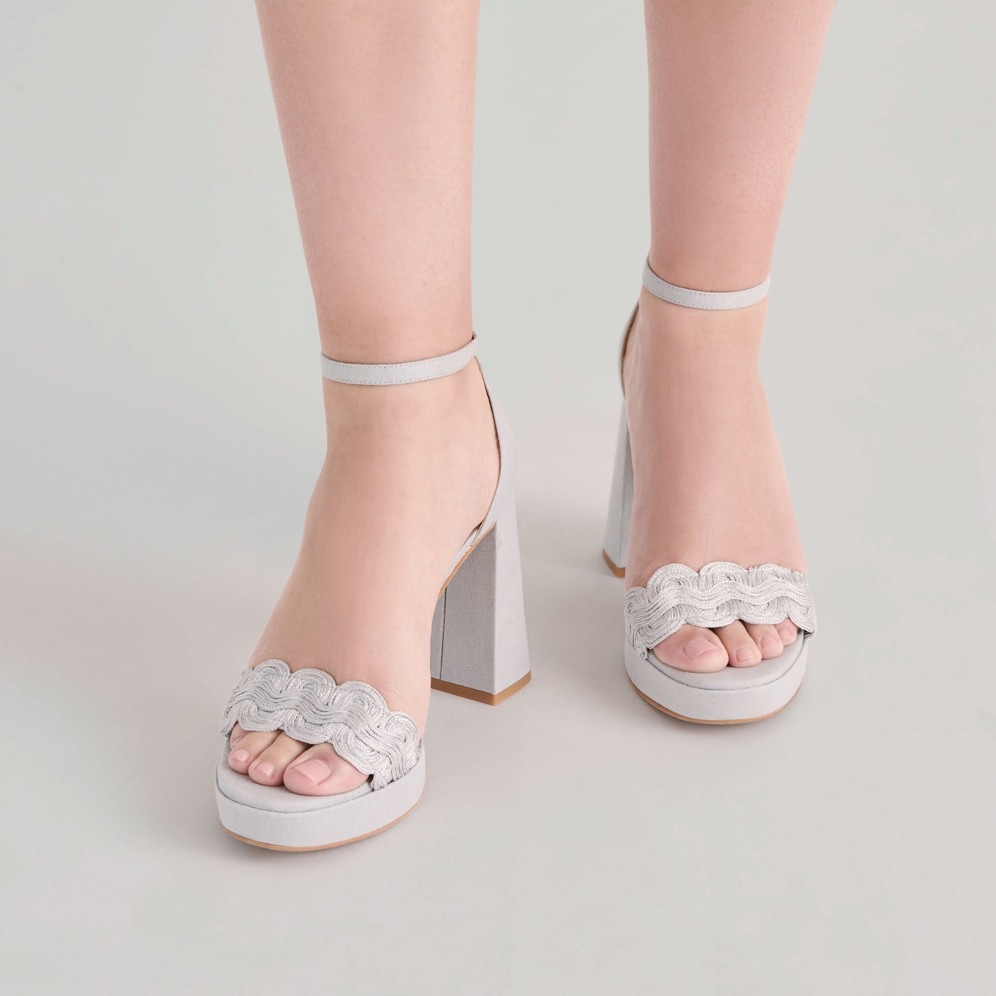 PELTIN HEELS GREY WOVEN RAFFIA - Image 4